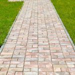 Tout savoir sur le pavé grès kandla : charme et résistance pour vos aménagements extérieurs