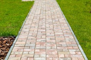 Tout savoir sur le pavé grès kandla : charme et résistance pour vos aménagements extérieurs