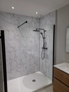 Douche à l'italienne : définition, avantages, étapes de pose et erreurs à éviter